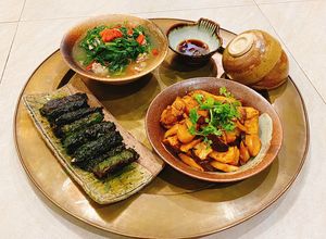 Hình của món Mâm cơm nhà : chả lá lốt, nấm đùi gà kho nước tương, cải cúc nấu thịt băm.