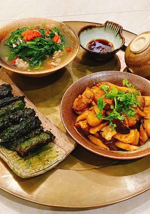 Hình của món Mâm cơm nhà : chả lá lốt, nấm đùi gà kho nước tương, cải cúc nấu thịt băm.