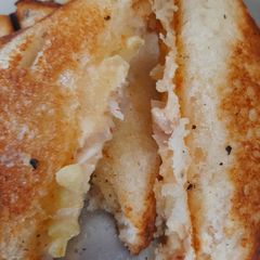 A picture of Malai aloo toast.
