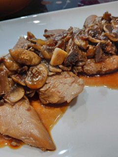 Una foto de Pechuga de Pollo en Salsa de Soja con Champiñones