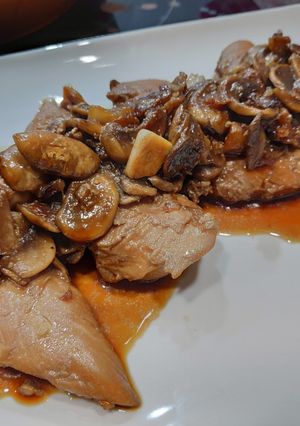 Una foto de Pechuga de Pollo en Salsa de Soja con Champiñones