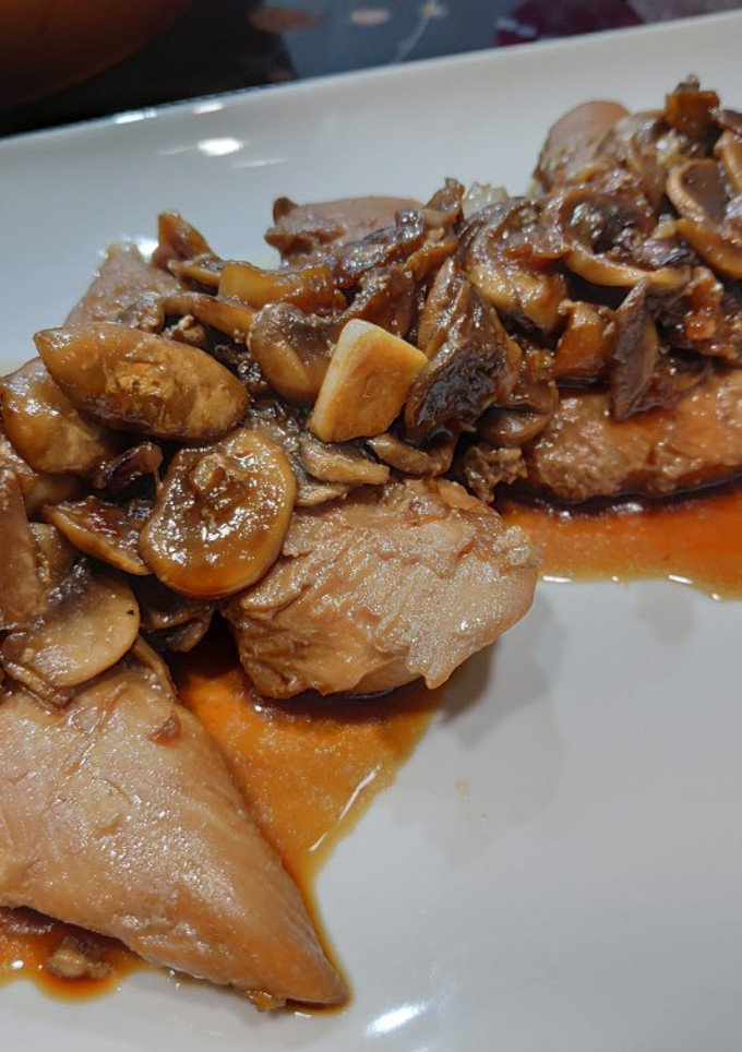 Una foto de Pechuga de Pollo en Salsa de Soja con Champiñones