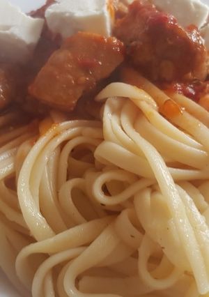 O poză a rețetei Spaghete cu carne de porc, sos de roșii și brânză Feta deasupra!.