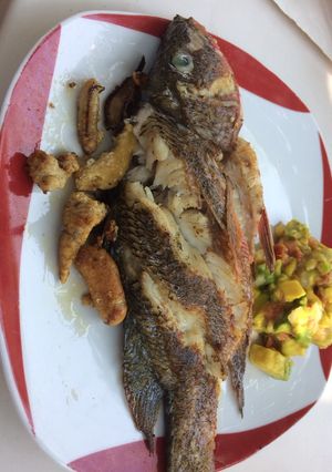 Una foto de Huachinango frito