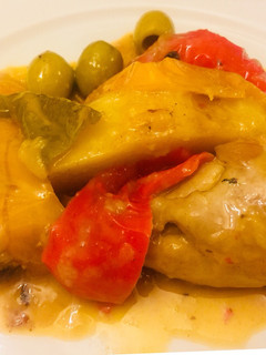 Una foto de Pollo con verduras y aceitunas