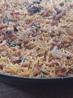 Una foto de Fideos al horno con tiras de bacon