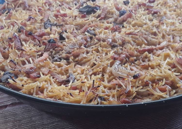 Fideos al horno con tiras de bacon
