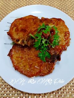 Hình của món Sườn cốt lết chiên sốt dầu hào.