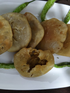 मटर खस्ता कचोरी (Matar khasta kachori recipe in hindi) रेसिपी मुख्य फोटो