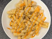 Una foto de pasta con salsa sriracha