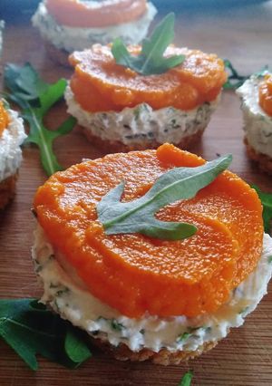 Foto di Mini cheesecake alla rucola con crema alle carote
