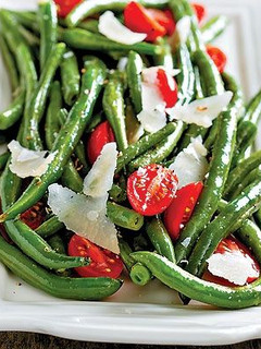 Фото Теплый салат из стручковой фасоли с пармезаном и черри.