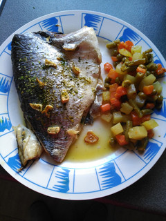 Una foto de Dorada al horno con menestra de verduras