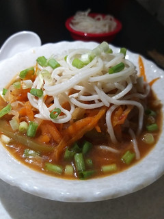 વેજ થૂકપા સૂપ (Vegetable Thukpa soup recipe in gujarati) રેસીપી મુખ્ય ફોટો