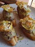 Pinchos de patata enmascarada de butifarra fresca con huevo de codorniz