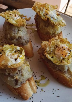 Una foto de Pinchos de patata enmascarada de butifarra fresca con huevo de codorniz