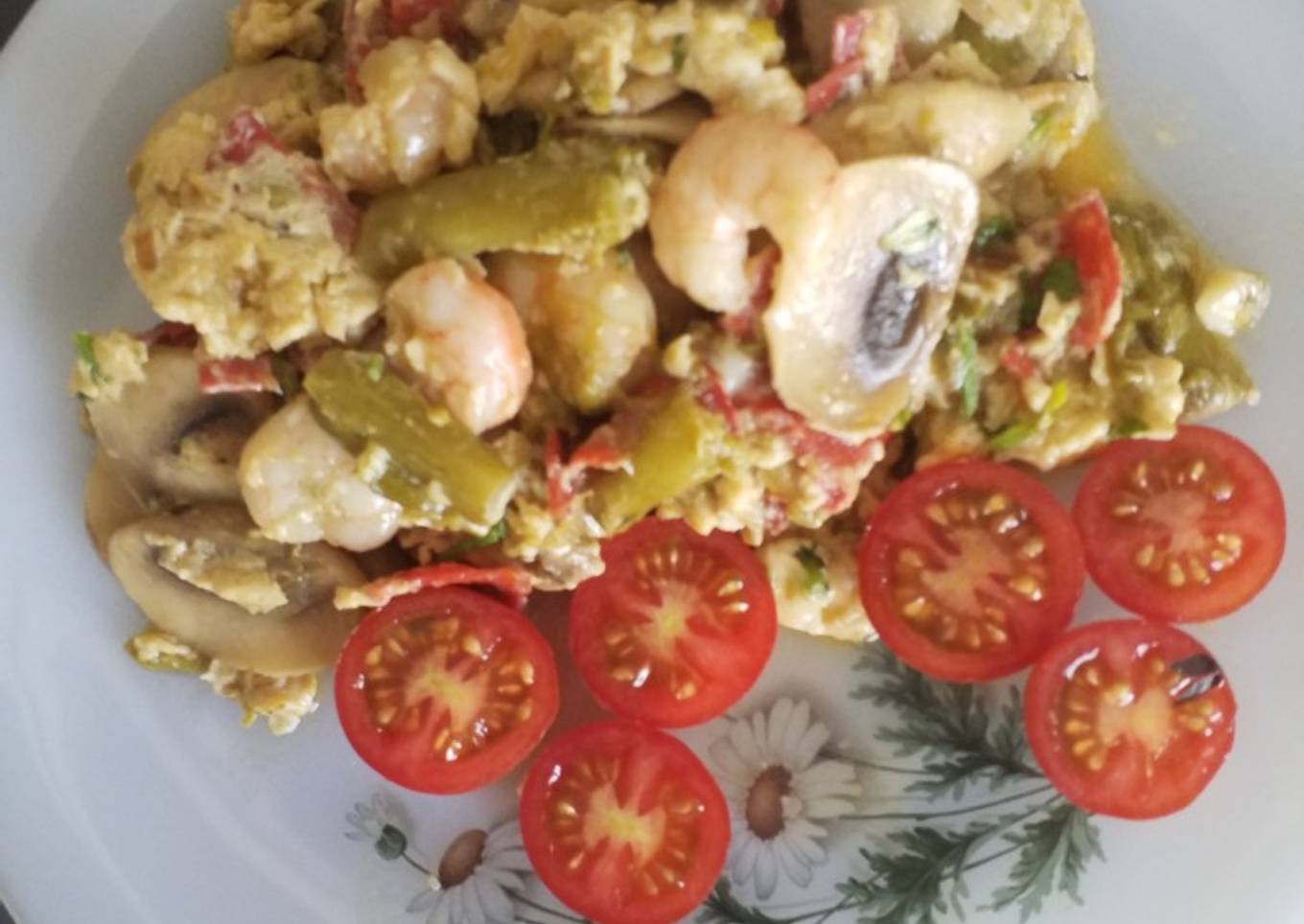 Champiñones revueltos con gambas y espárragos verdes