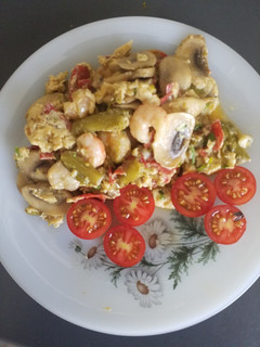 Una foto de Champiñones revueltos con gambas y espárragos verdes