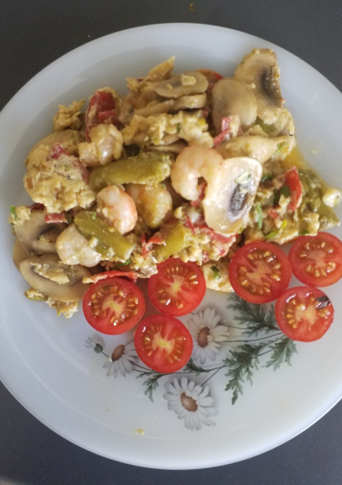 Una foto de Champiñones revueltos con gambas y espárragos verdes