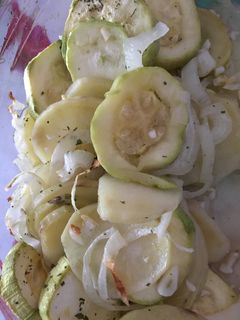Una foto de Patatas al vino blanco con calabacín