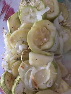 Una foto de Patatas al vino blanco con calabacín