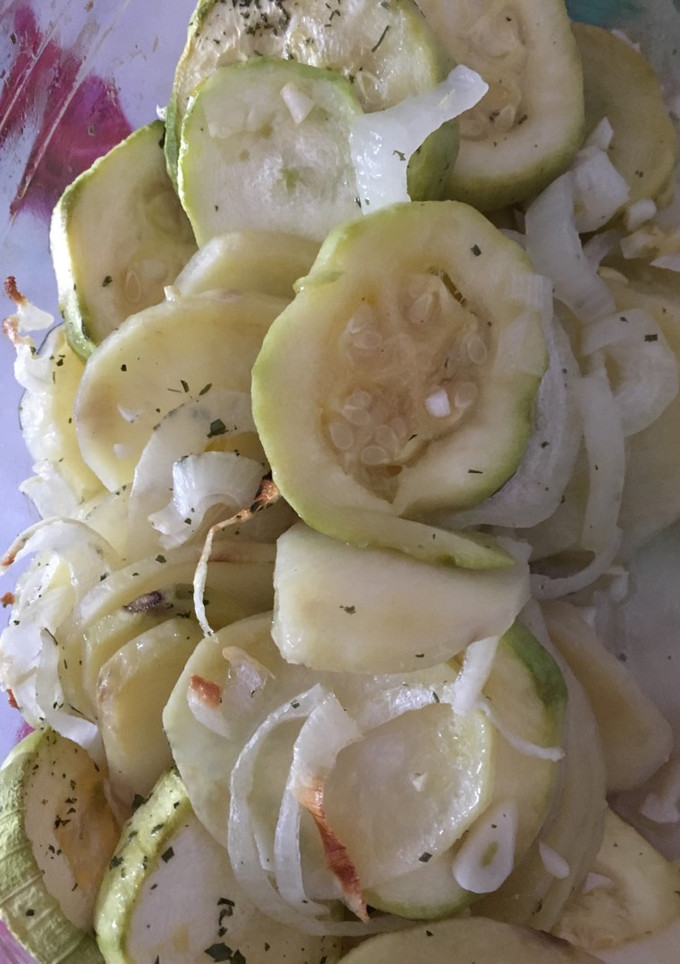 Una foto de Patatas al vino blanco con calabacín
