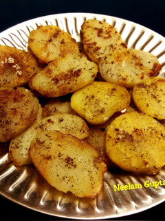 चटपटे क्रिस्पी आलू (chatpati crispy aloo recipe in Hindi) रेसिपी मुख्य फोटो