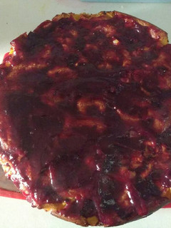 Una foto de Kuchen de yogurth y tutufruti light con harina integral y mermelada de mora light