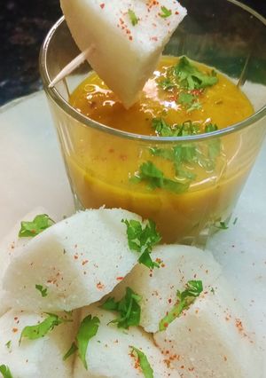 A picture of Idli Sambhar.
