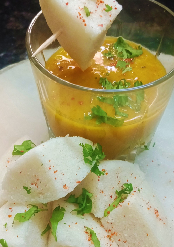 A picture of Idli Sambhar.