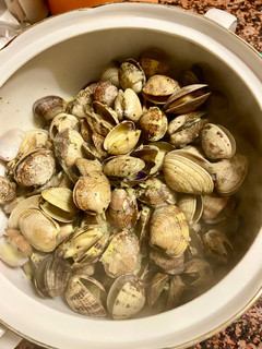 Una foto de Almejas en salsa verde