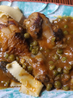 Una foto de Muslitos pollo con salsa de vermú rojo