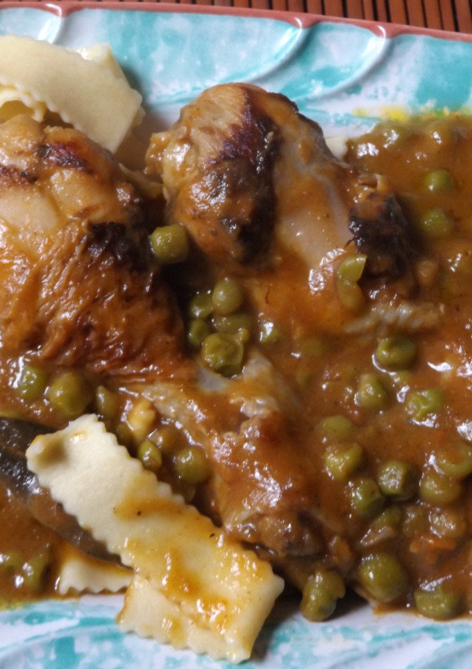 Una foto de Muslitos pollo con salsa de vermú rojo