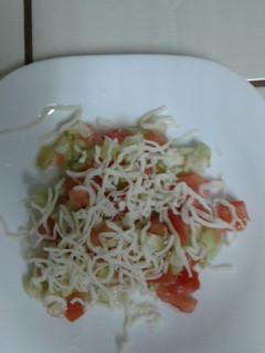 Una foto de Ensalada de tomate y pepino a la mozzarella. 😋