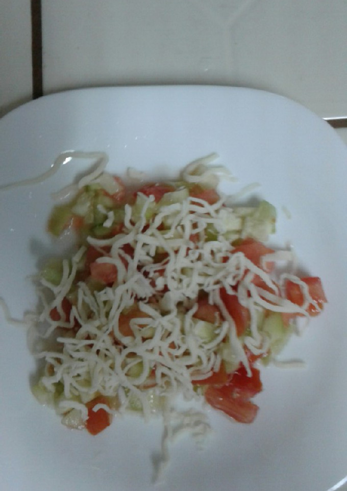 Una foto de Ensalada de tomate y pepino a la mozzarella. 😋
