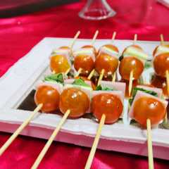 Una foto de Brochetas de Caprese y Jamón