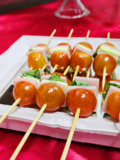 Una foto de Brochetas de Caprese y Jamón