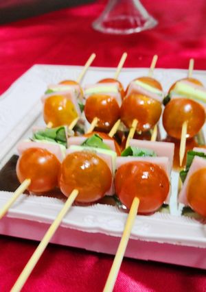 Una foto de Brochetas de Caprese y Jamón
