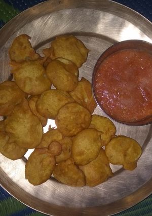आलू के पकोड़े (aloo ke pakode recipe in Hindi) रेसिपी मुख्य फोटो