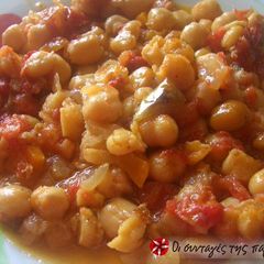 A picture of Chickpeas cooked in a terracotta casserole dish.