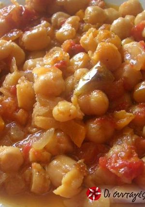 A picture of Chickpeas cooked in a terracotta casserole dish.