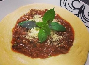 Foto de Polenta cremosa com creme de leite e queijo parmesão e molho de carne
