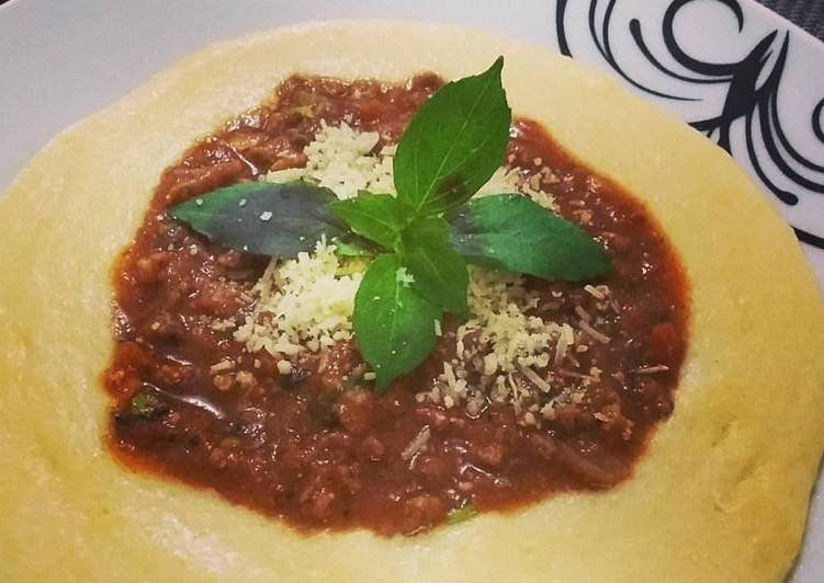 Polenta cremosa com creme de leite e queijo parmesão e molho de carne -
Tudogosreceitas