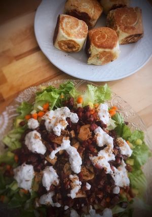 Una foto de Ensalada especial de Louisiana & Pan de queso