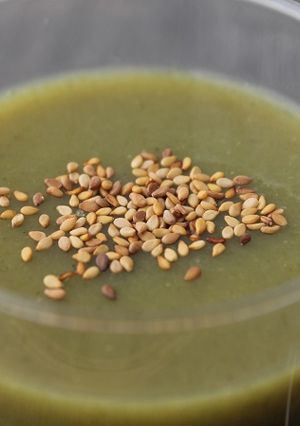 Une photo de Soupe de poireau et graines de sésame