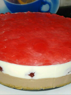Una foto de Tarta de dos chocolates con frutas rojas