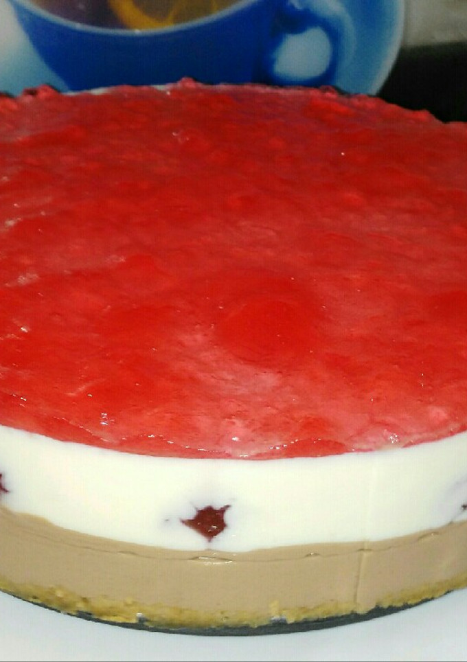 Una foto de Tarta de dos chocolates con frutas rojas