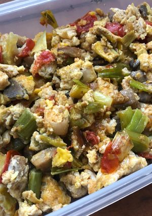 Φωτογραφία της συνταγής Scrambled eggs με πράσο, μανιτάρι και ντοματίνια