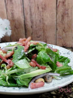 Una foto de Ensalada de canónigos con aguacate y champiñones