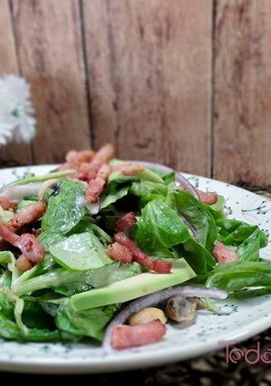 Una foto de Ensalada de canónigos con aguacate y champiñones